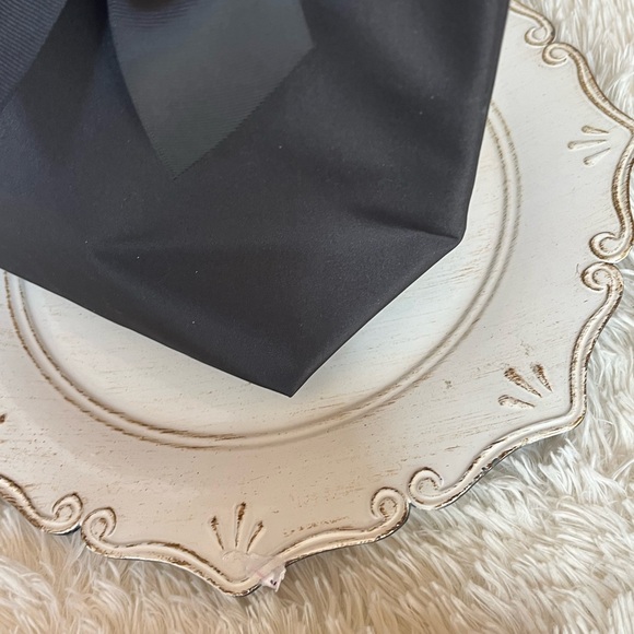 Boujee Black Insulated Lunch Tote Bag with Ruffled Handles and charms new - Picture 8 of 9